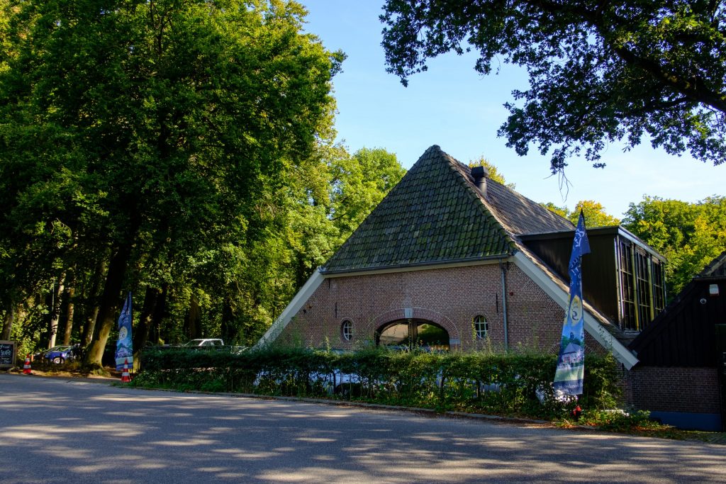 Achteraanzicht Brasserie de Boerderij vanaf de Parkweg